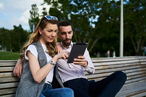 Caucaisan Couple Love Discussing Website Browsed Digital Tablet Using Wireless — Stock Photo, Image