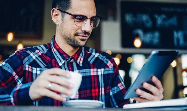 Hombre Caucásico Lectura Gafas Ópticas Recibió Notificación Tableta Digital Moderna — Foto de Stock