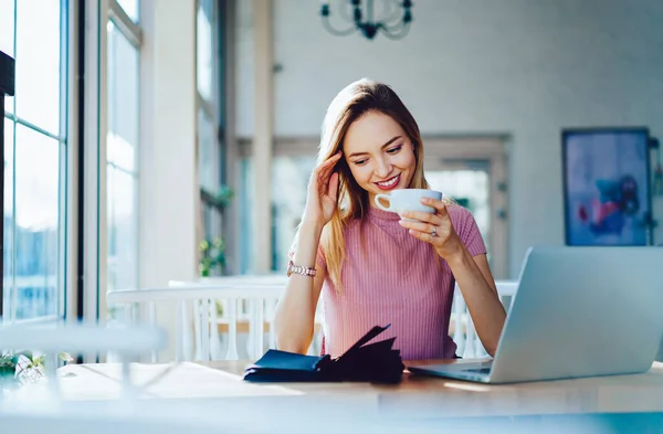 Estudiante Exitosa Comprobando Notas Educación Aprendizaje Electrónico Del Libro Texto —  Fotos de Stock