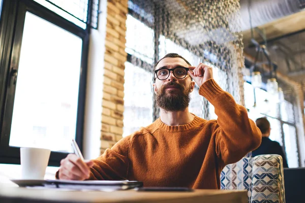 Desde Abajo Serios Hombres Barbudos Traje Casual Anteojos Escribiendo Cuaderno — Foto de Stock