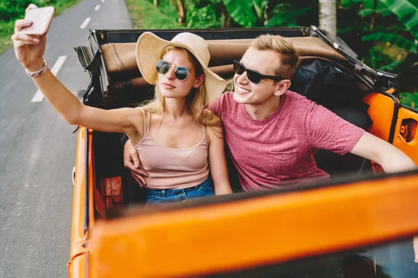 Mujer Segura Sombrero Gafas Sol Tomando Selfie Móvil Con Novio —  Fotos de Stock