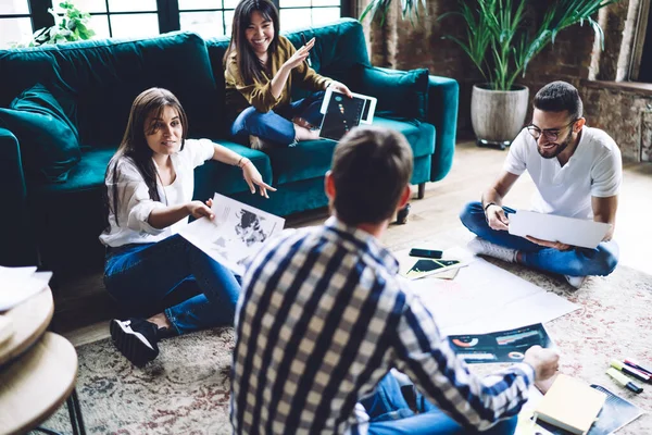 Joyful Multirracial Hipster Caras Gastar Brainstorming Reunião Para Aprendizagem Preparação — Fotografia de Stock