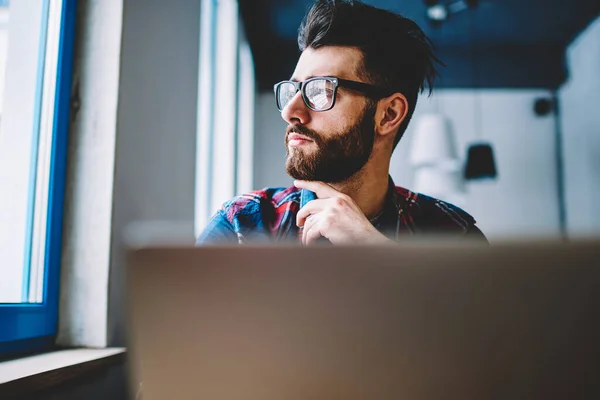 Doordachte Bebaarde Jonge Man Stijlvolle Brillen Voor Visuele Correctie Zoek — Stockfoto