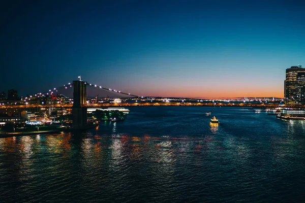 Glowing City Lights City Night Shining Brooklyn Bridge East River — Fotografia de Stock