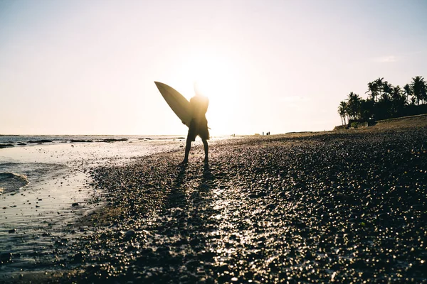 Celé Tělo Anonymní Silueta Sportovního Mužského Surfaře Nesoucího Surfovací Prkno — Stock fotografie
