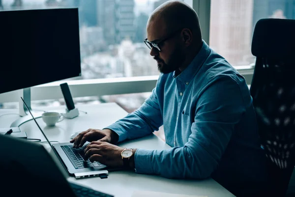 Side View Thoughtful Bearded Male Formal Wear Eyeglasses Typing Laptop — Fotografie, imagine de stoc