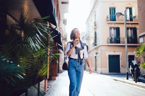 Smiling Female Traveler Strolling Downtown Explore Destinations Holding Disposable Cup — Stock Photo, Image