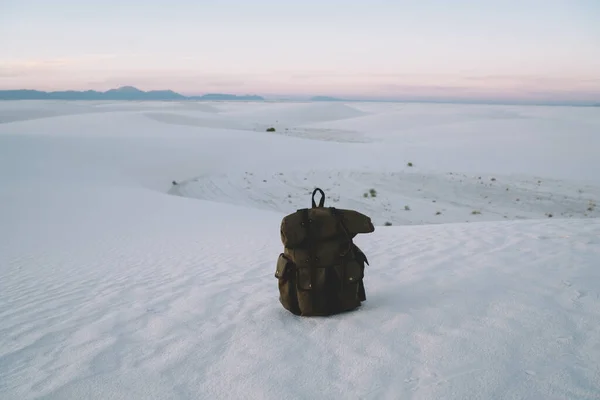 Темный Полный Рюкзак Одиноко Стоящий Песчаной Земле Фоне Закатного Неба — стоковое фото