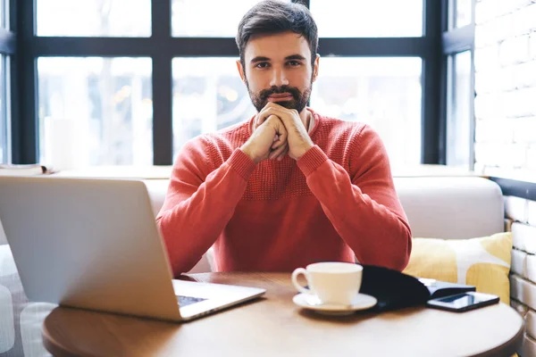 Indépendant Réfléchi Avec Barbe Regardant Caméra Assis Table Avec Ordinateur — Photo