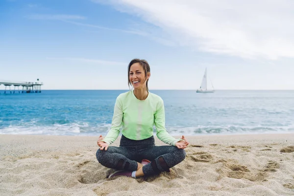 Glückliche Frau Praktiziert Yoga Bei Padmasana Pranayama Zur Morgendlichen Erholung — Stockfoto