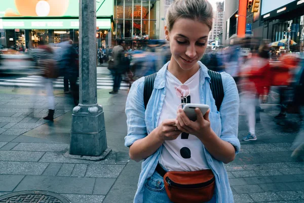 Happy Female Tourist Phone Hand Chatting Friends Resting Crowded Street — Stockfoto