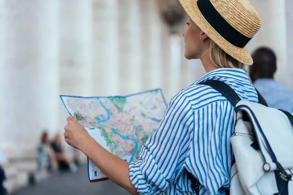 地図を手にした女性旅行者のバックビュー市内中心部の近くにローマで時間を過ごすと離れてイタリアを旅しながら見て — ストック写真