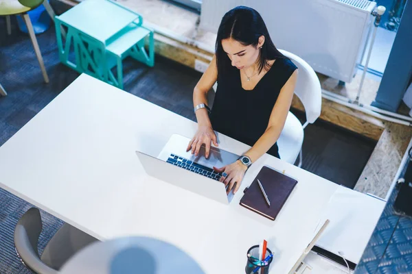 Haut Jeune Femme Concentrée Assise Table Avec Bloc Notes Travaillant — Photo