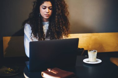 Kafkasyalı milenyum öğrencisi netbook için eğitim sitesi arıyor ve web projesi yaratıyor