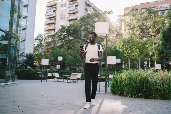 Χαμηλή Γωνία Της Αφρικής Αμερικανός Νεαρός Άνδρας Casual Ρούχα Και — Φωτογραφία Αρχείου