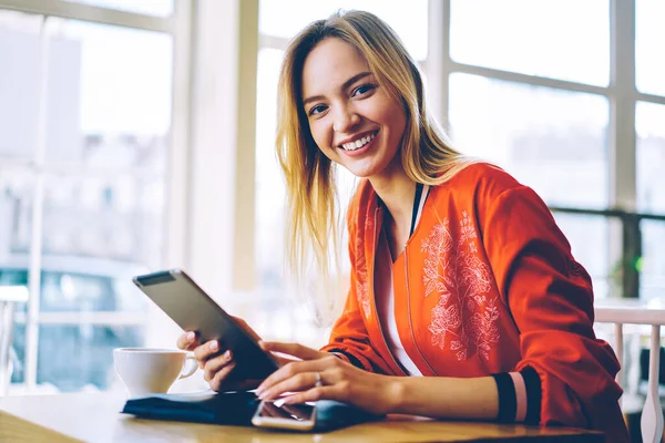 Alegre Bloguero Web Caucásico Con Tecnología Almohadilla Táctil Moderna Disfrutando —  Fotos de Stock