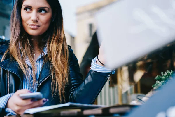 Lage Hoek Van Gewas Jonge Vrouwelijke Student Weg Kijken Terwijl — Stockfoto