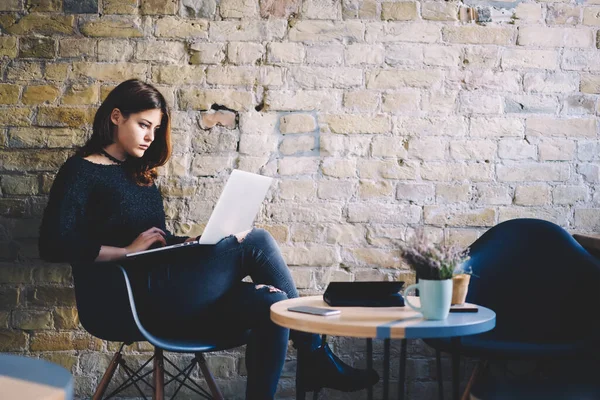 Concentré Jeune Entrepreneure Assis Avec Les Jambes Croisées Table Décorée — Photo