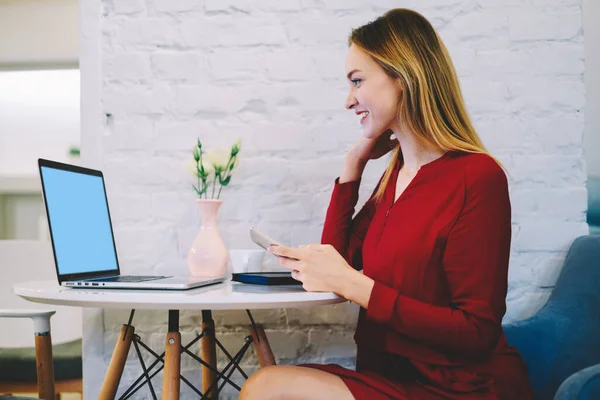 Вид Сбоку Позитивной Женщины Предпринимателя Красном Платье Сидящей Столом Просматривающей — стоковое фото