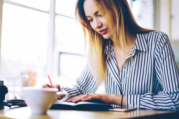 Clevere Zwanzigerinnen Erstellen Text Bei Uni Hausaufgaben Mit Notizblock Café — Stockfoto