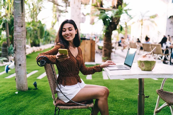 Feliz Joven Étnica Femenina Traje Casual Utilizando Teléfono Inteligente Mientras —  Fotos de Stock