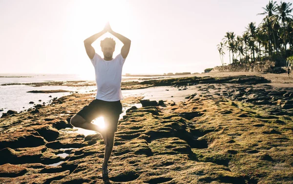 Arka Taraftaki Yüzsüz Sakin Adam Günlük Giysiler Giymiş Yoga Yapıyor — Stok fotoğraf