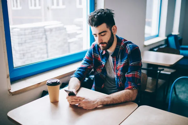 Hipster Öğrenci Ücretsiz Internet Bağlantısı Kullanarak Modern Cep Telefonu Web — Stok fotoğraf