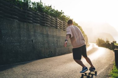  Yakışıklı profesyonel sporcu yaz tatillerinde sörf tahtasında özgürce gezmekten hoşlanıyor.