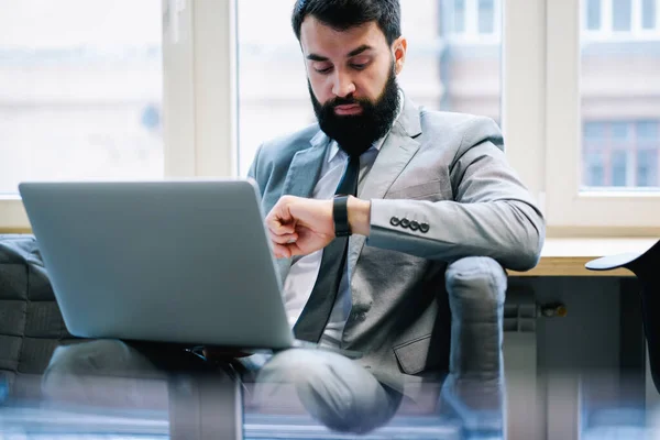 Serious Bearded Male Entrepreneur Business Suit Sitting Sofa Laptop Lap — 图库照片