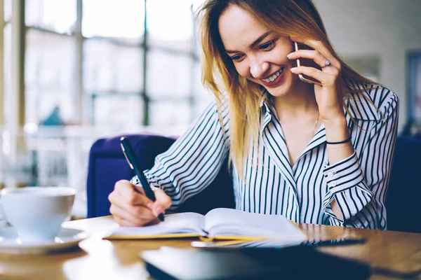 Fröhlicher Kaukasischer Student Freizeitkleidung Mit Handy Gadget Zum Telefonieren Und — Stockfoto