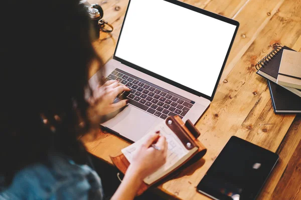 Beskuren Skicklig Kvinnlig Student Med Mockup Bärbar Dator Gör Online — Stockfoto