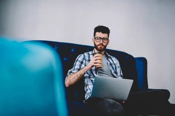 Njuter Morgonkaffe Ung Stilig Man Avslappnad Klädd Tittar Kameran Och — Stockfoto