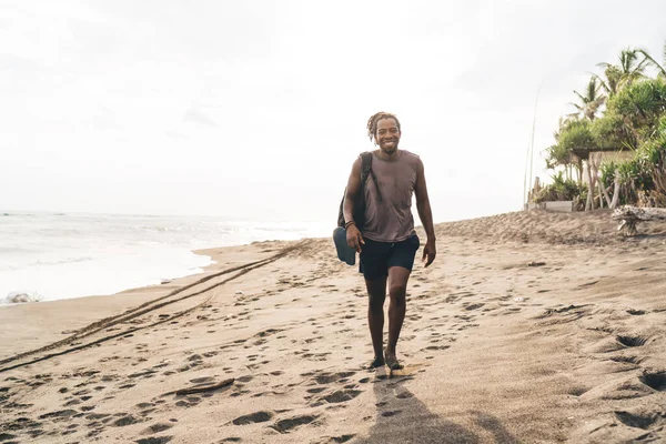 Πλήρες Σώμα Χαμογελαστός Αφροαμερικανός Άνδρας Activewear Σακίδιο Βόλτα Άδεια Αμμώδη — Φωτογραφία Αρχείου