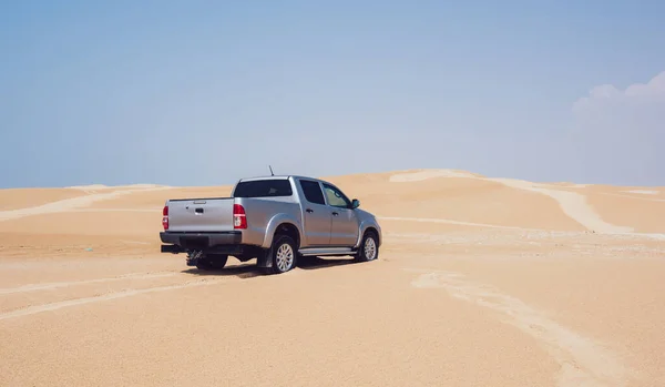 Gran Camioneta Color Plateado Estacionada Arena Pistas Desierto Neumáticos Después — Foto de Stock