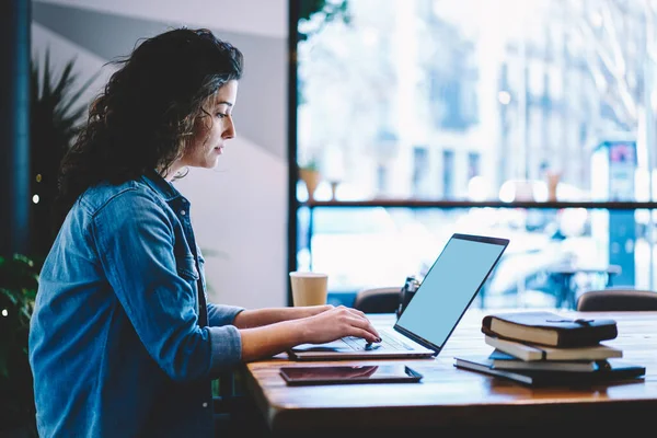 Kaukázusi Női Hallgató Készül Egyetemi Vizsgákra Miközben Learning Netbook Coworking — Stock Fotó