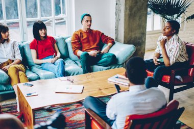 Çok kültürlü gençlerin grup birbirleri ile oyun ve zevk iletişim modern daire içinde oynarken rahat kıyafet giymiş. Çeşitli yenilikçi harcama boş zamanlarında birlikte düz çocuklar