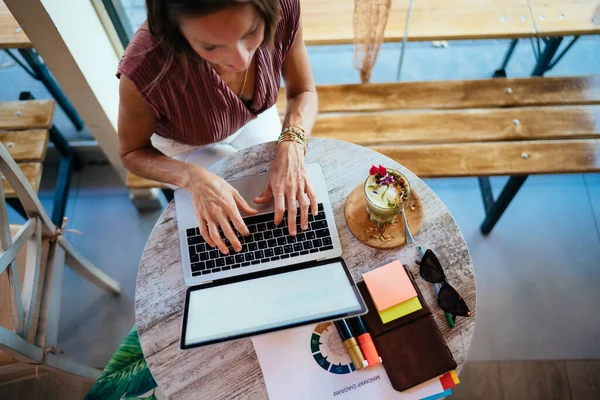 Dall Alto Lavoratore Femminile Senza Volto Coltura Che Digita Tastiera — Foto Stock