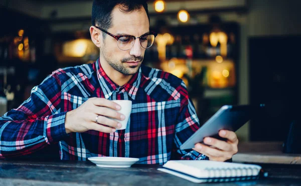 Uomo Affari Occhiali Alla Moda Possesso Tazza Caffè Americano Lettura — Foto Stock