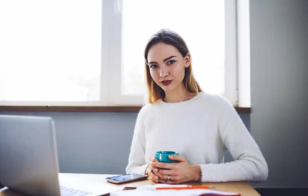 Junge Freiberuflerin Trägt Weißen Pullover Mit Laptop Und Handy Aus — Stockfoto