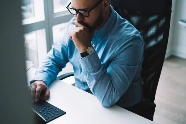 Van Boven Uit Gewas Geconcentreerde Baardman Manager Stijlvolle Shirt Bril — Stockfoto