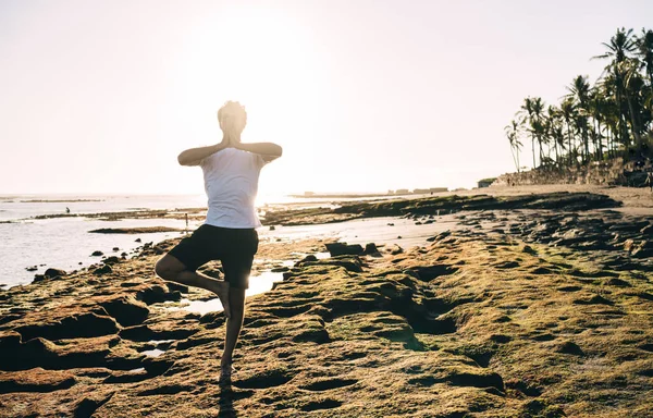 Hombre Sin Rostro Cuerpo Completo Espalda Iluminado Realizando Tree Pose —  Fotos de Stock