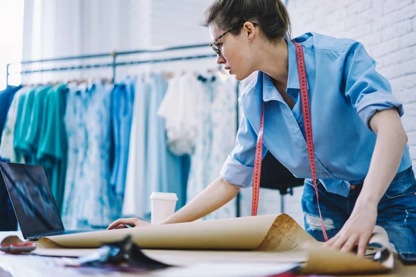 Niedriger Winkel Einer Jungen Näherin Die Mit Schnittmustern Auf Braunem — Stockfoto