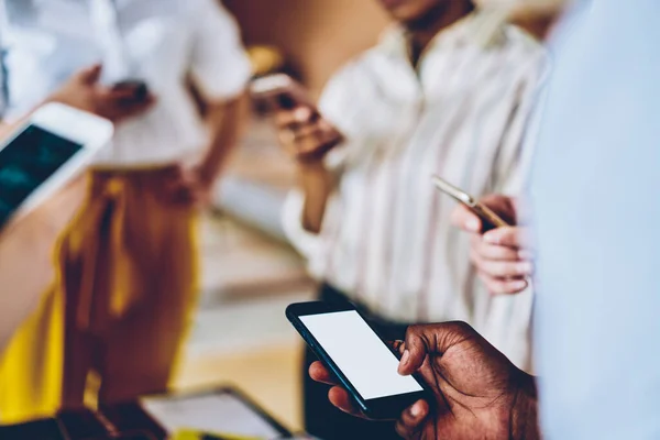 Ekranlara Odaklanan Akıllı Telefonlarla Etkileşim Halinde Olan Çeşitli Resmi Kıyafet — Stok fotoğraf