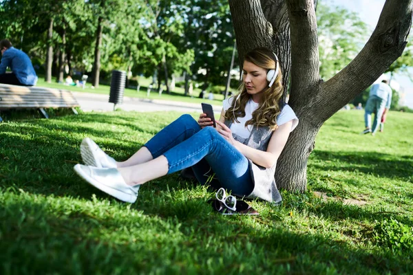 Blogueira Millennial Usando Dispositivo Celular Para Conversar Redes Sociais Enquanto — Fotografia de Stock