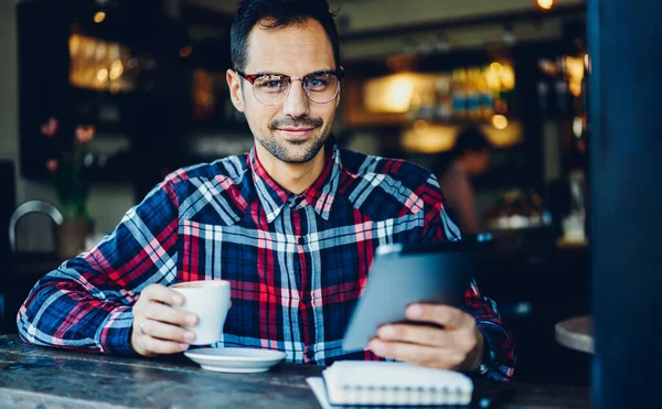 Porträtt Stilig Man Tittar Kameran Kaffepausen För Att Uppdatera Ansökan — Stockfoto