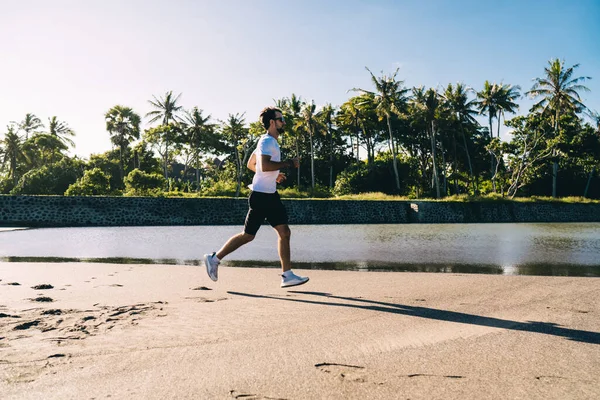 Vista Lateral Jovem Barbudo Roupas Esportivas Confortáveis Óculos Sol Correndo — Fotografia de Stock