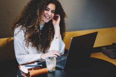 Modern netbook 'a sahip mutlu kadın serbest yazar çevrimiçi blog ve ağ oluşturma için eğleniyor.