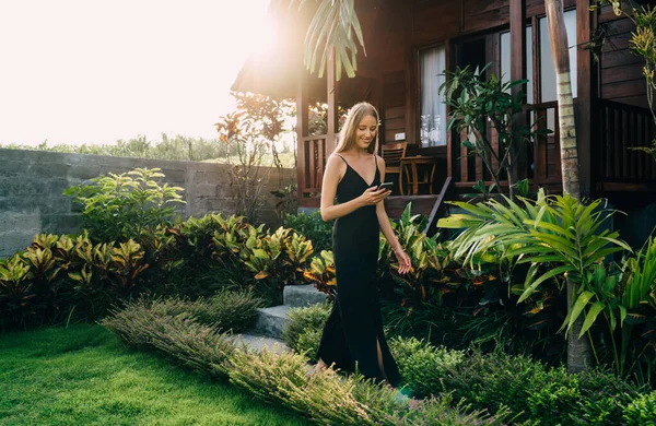 Full Body Glad Female Long Dress Strolling Green Backyard Cottage — Stockfoto