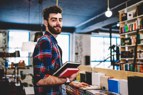 Medio Retrato Longitud Sonreír Autor Exitoso Busca Información Interesante Para — Foto de Stock