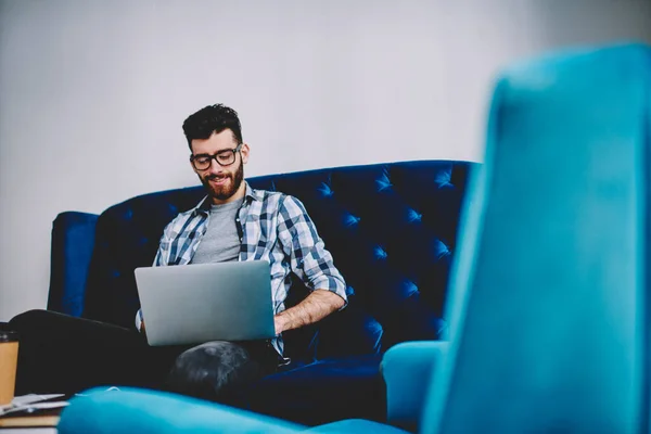 Vrolijke Bebaarde Jonge Man Lachen Tijdens Het Praten Videochat Laptop — Stockfoto